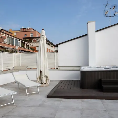 The Rooftop - Panoramic View With Jacuzzi アパート ボローニャ
